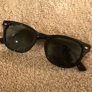 MUST GO TODAY RayBan Wayfarer Women’s Sunglasses